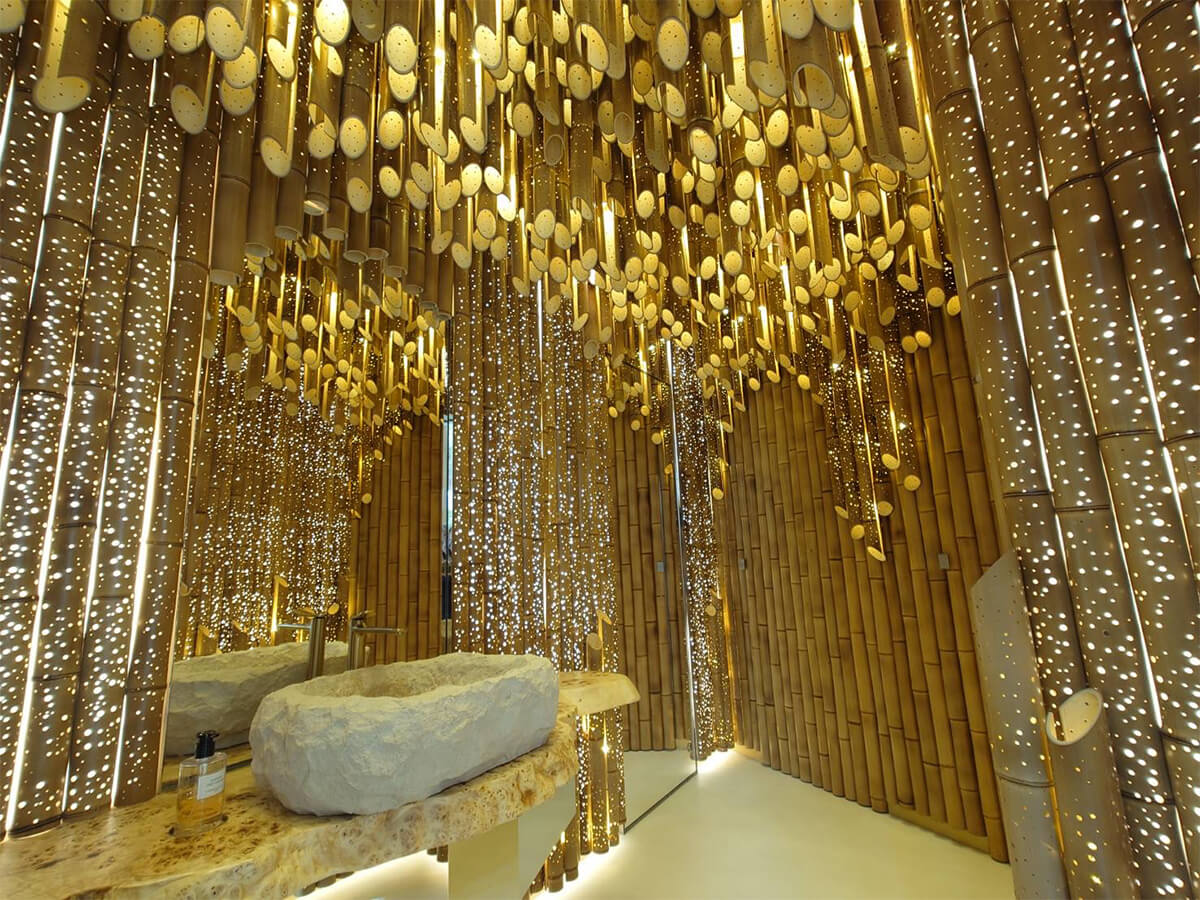 竹あかり総合プロデュース集団CHIKAKENが手がけた、化粧室の装飾の画像