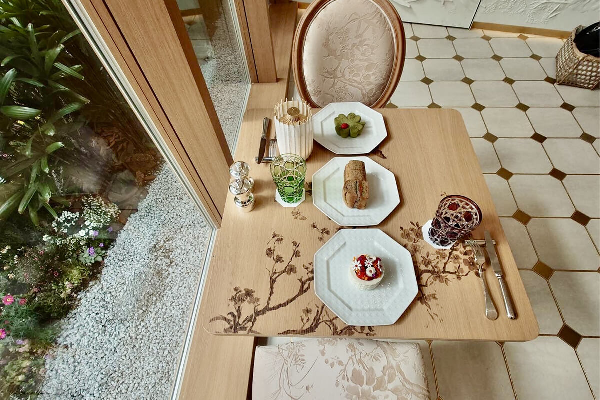 西畠清順氏と東信氏が手がけた庭園を眺めがら食事をいただく画像