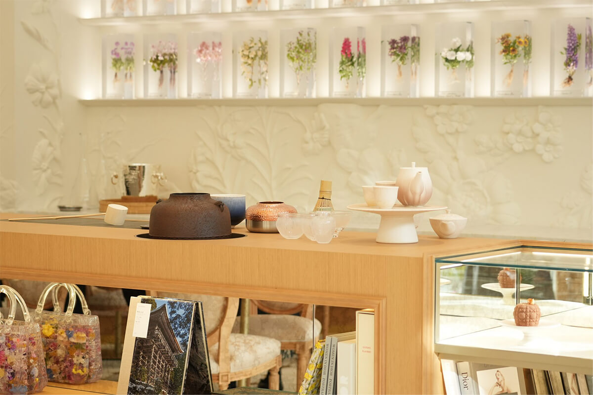 茶釜など、必要な茶道具が揃えられた画像