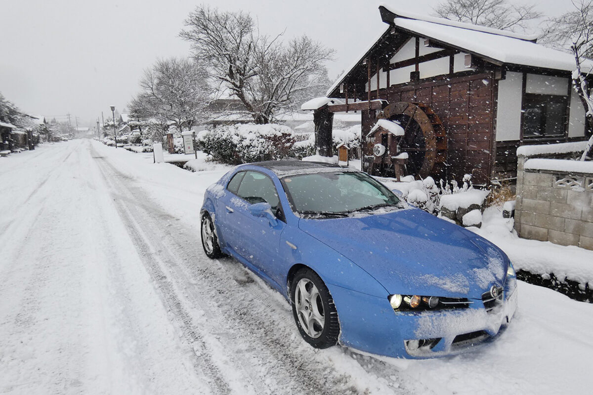 ダンロップ『シンクロウェザー』を装着して雪道を走る画像