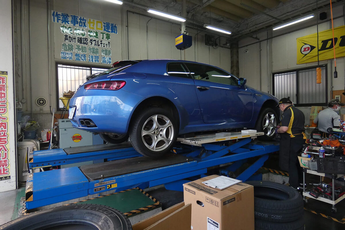 『シンクロウェザー』を装着する様子の画像