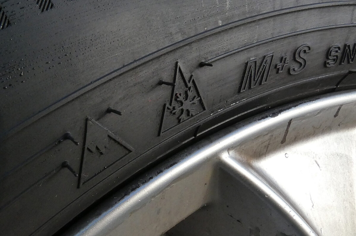左から氷上性能を認めた｢アイスグリップシンボル｣、冬タイヤの証明｢スリーピーク・マウンテン・スノーフレークマーク｣、そして｢M+S（Mud and Snow）｣マークの画像