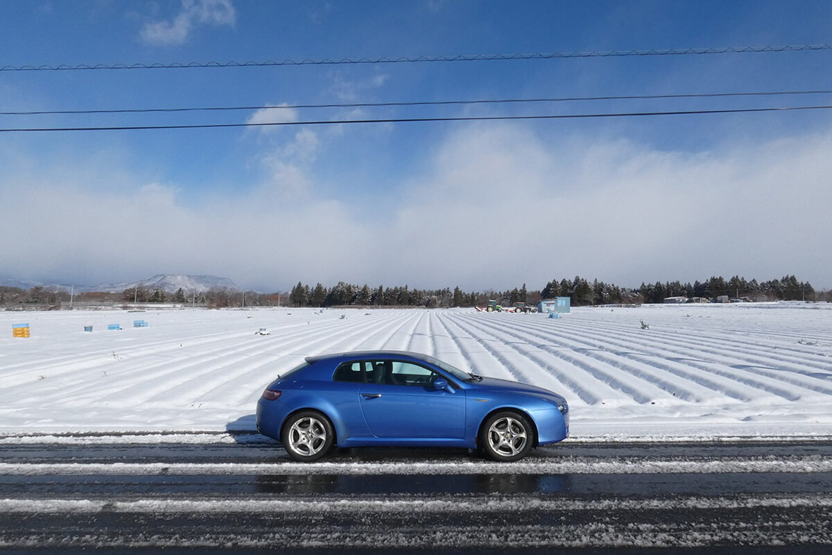 『シンクロウェザー』を装着して雪道を走る画像
