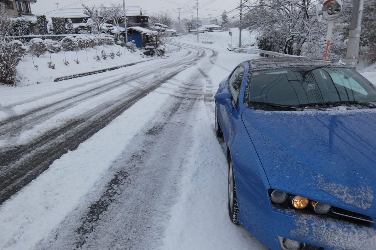 標高がさらに上がり凍結路の雪の乗った路面での画像