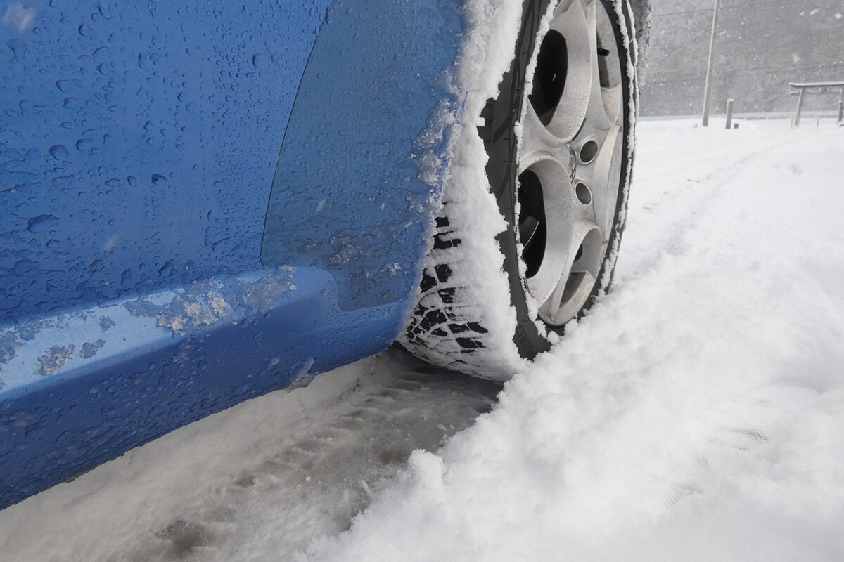 圧雪路に入るとスタッドレスタイヤに近い食いつきを見せる様子の画像