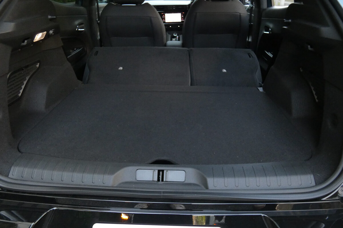 リアシートの背もたれを前方に倒した画像