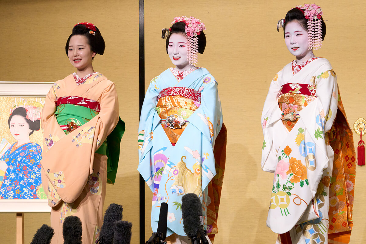 今回初舞台を踏む舞妓。左から豆しず、心葉（ここは）、夢千鶴（ゆめちづ）の画像