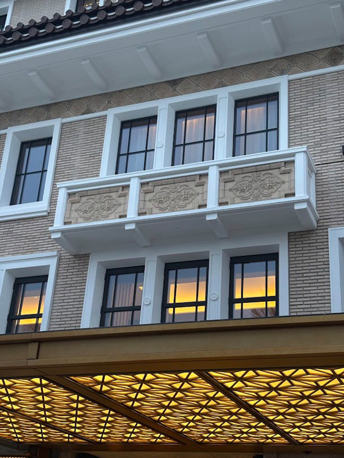 正面玄関の真上、テラス部分に保存されていたテラコッタが使用されている画像