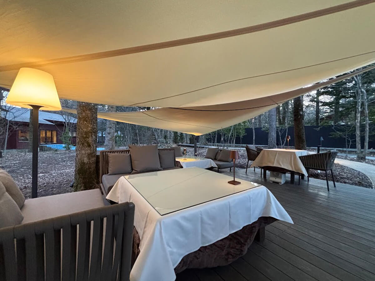 建物の外に設えられたテラス席の画像