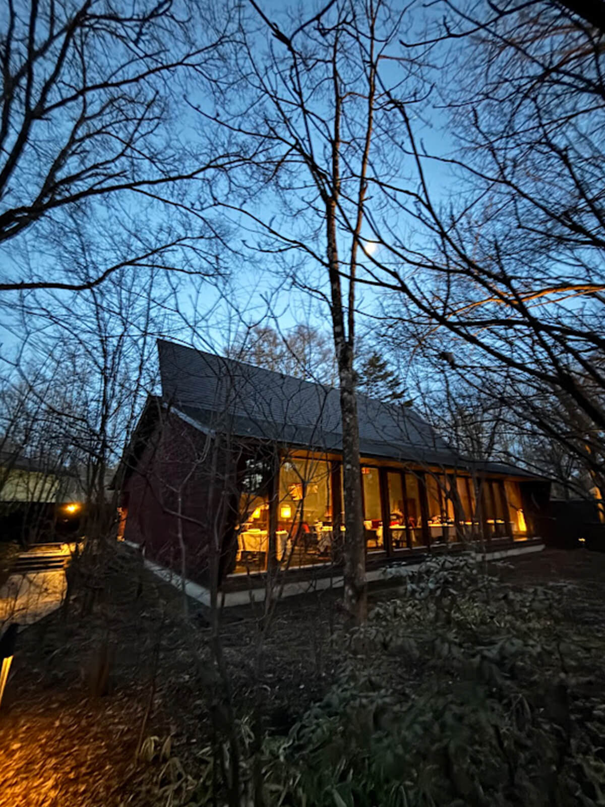 木立に囲まれた『ブレストンコート　ユカワタン』の外観の画像