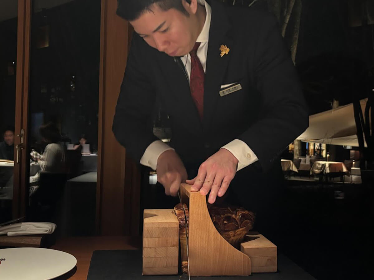 大きなパテ・ド・ロワを専用の木枠を使って切り分ける様子の画像