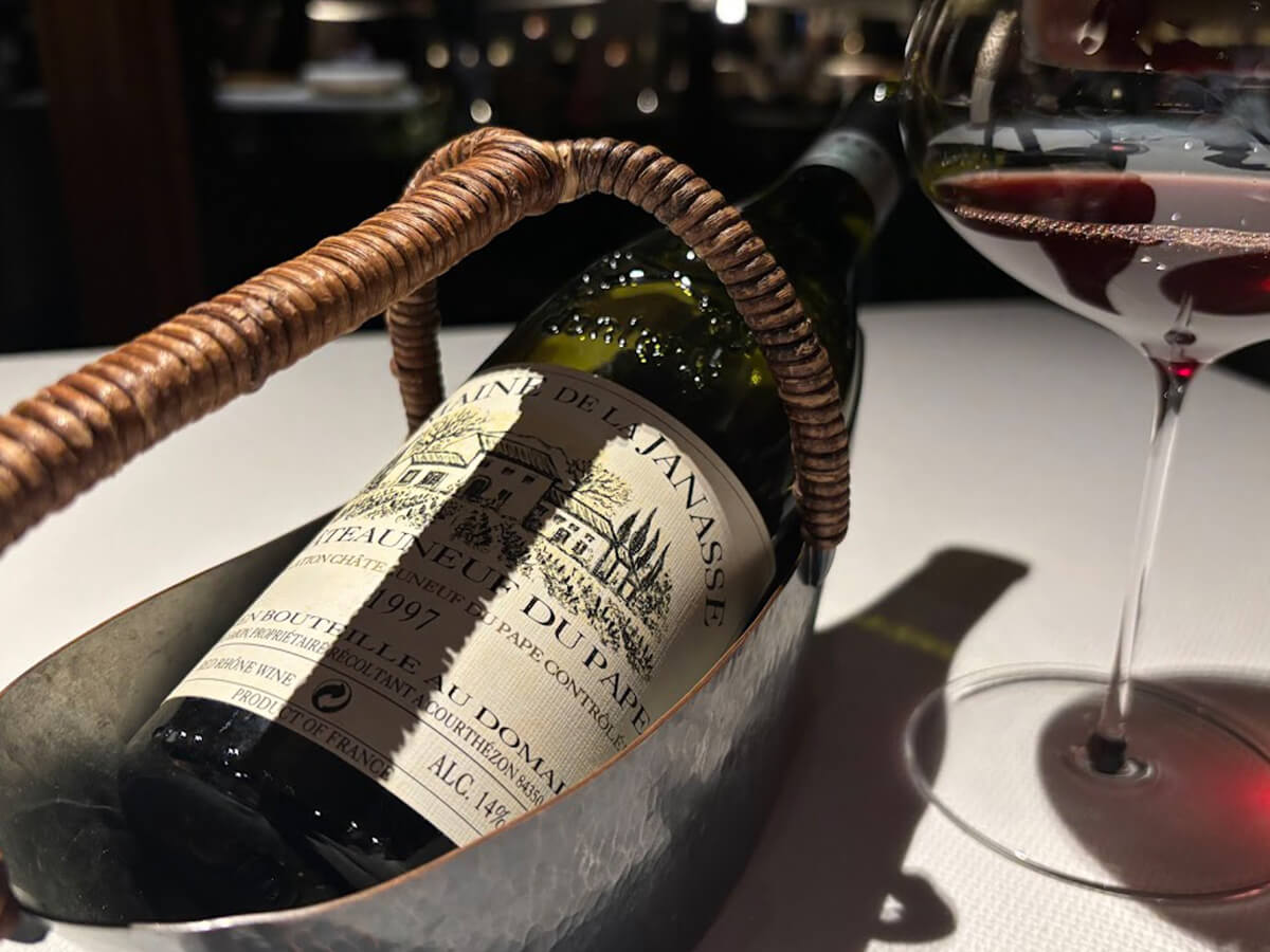 パニエでサーブされた赤ワインの画像