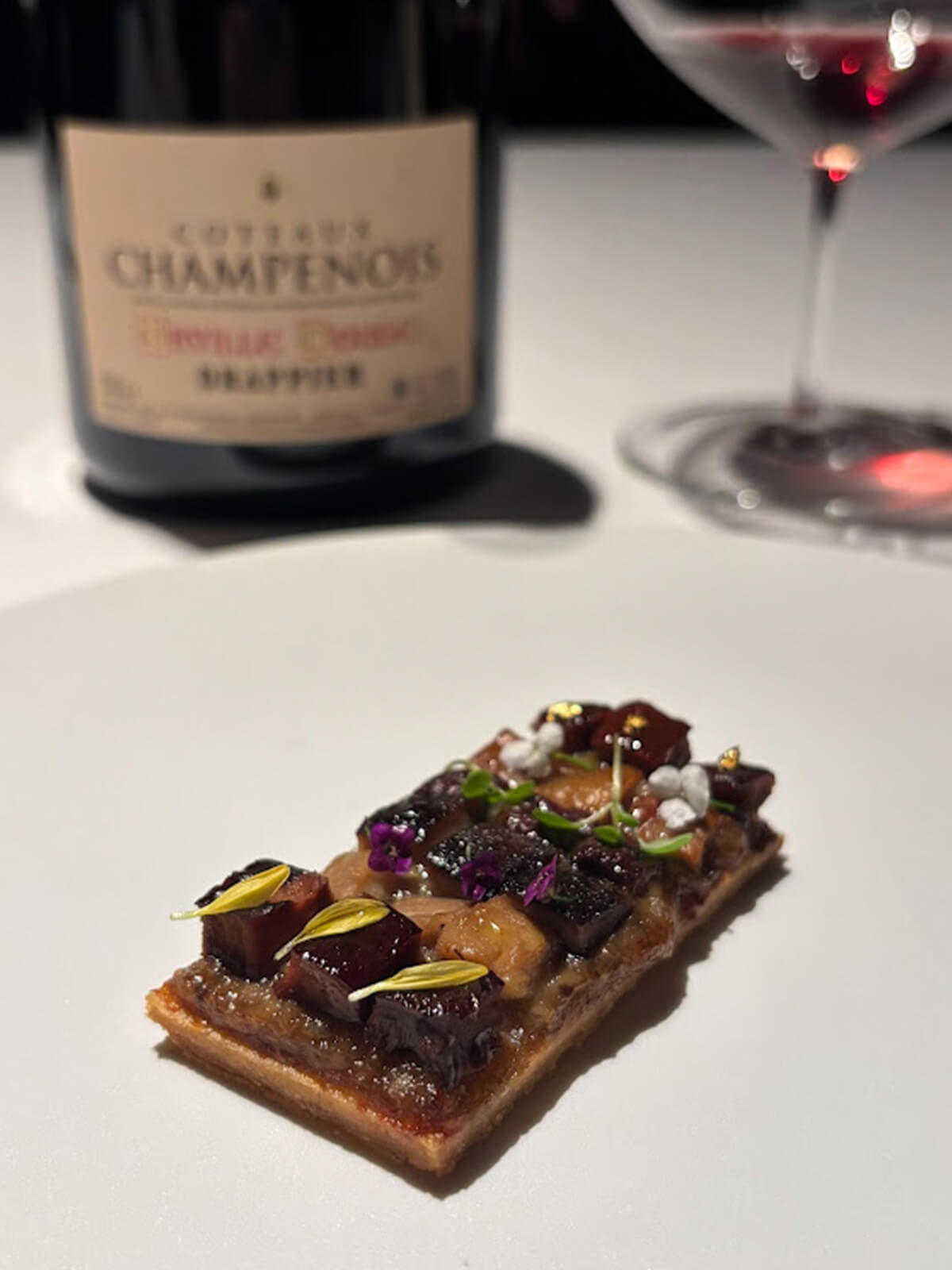 コト―・シャンプノワが添えられた茸のタルトの画像