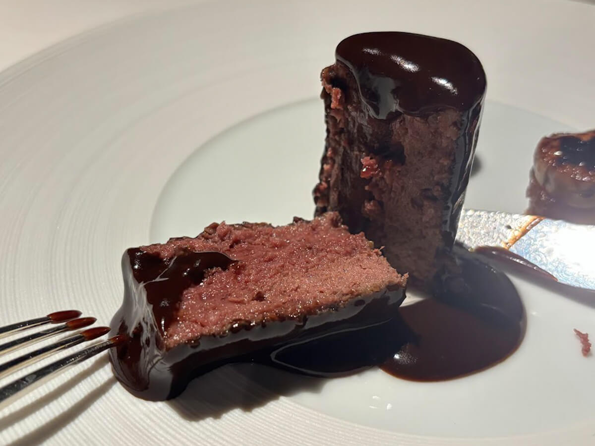 ジビエ・ア・ラ・ロワイヤルにナイフが入った画像