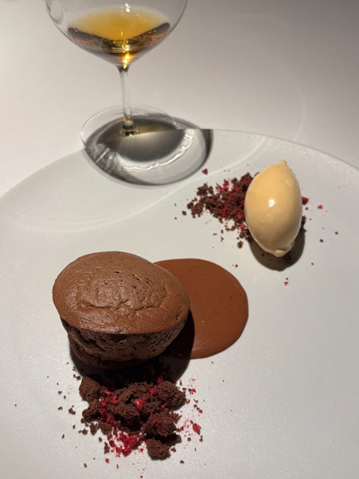 スフレショコラと燻製アイスには、こなれたソーテルヌが添えられた画像