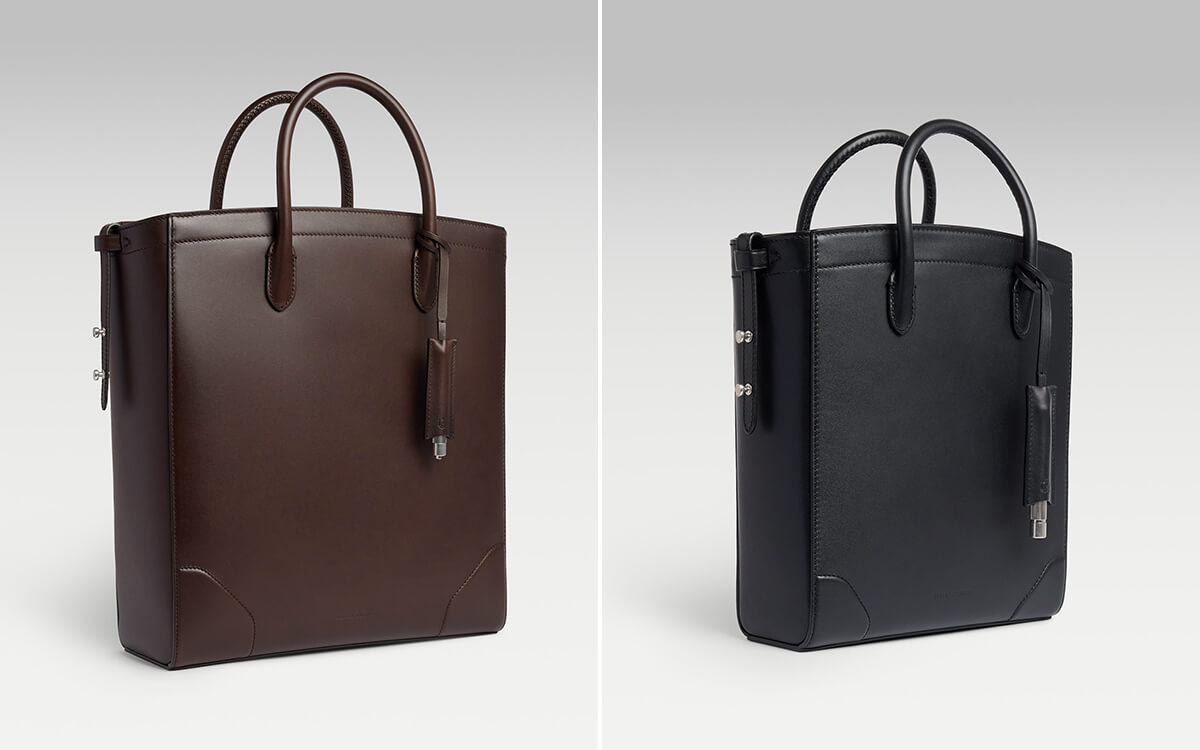 左/「センチュリー トート 33」チョコレートパティーナカーフ 右/「センチュリー トート 24」ブラックパティーナカーフの画像