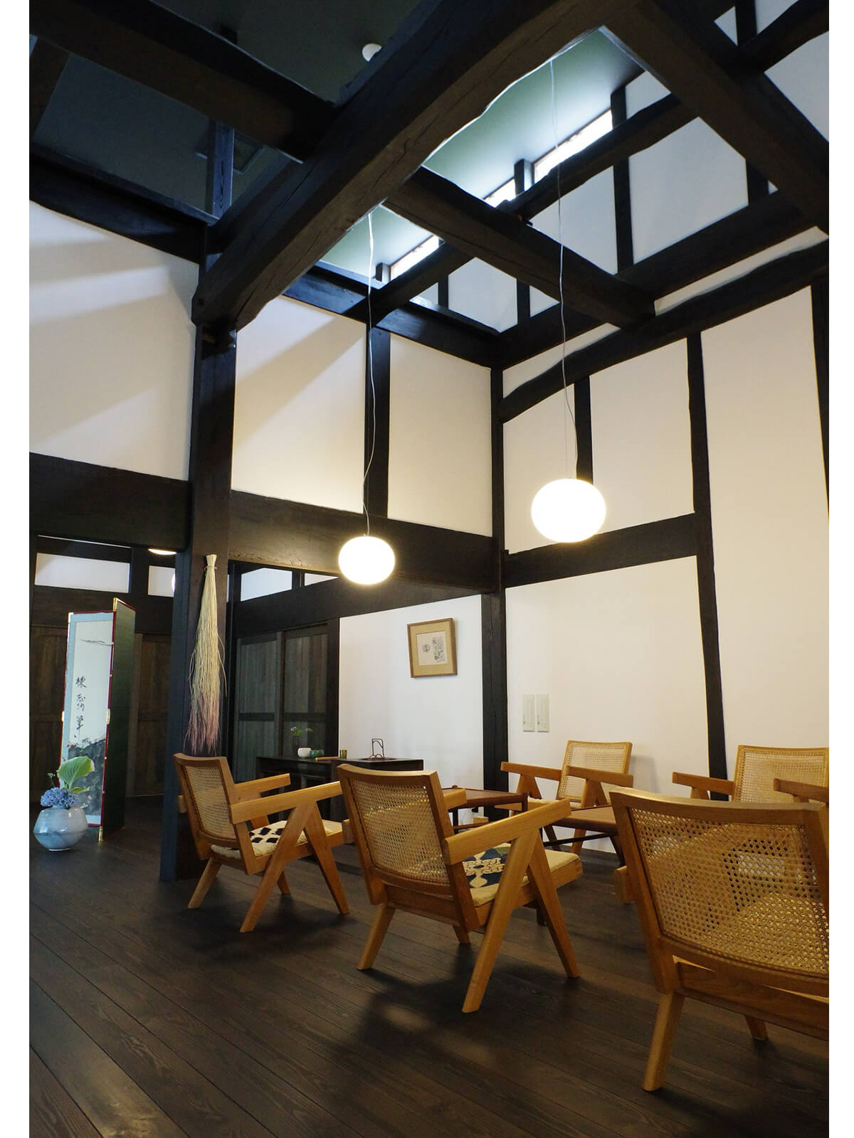 天窓から日が差し込むラウンジの画像