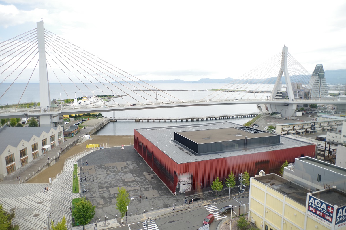 ベッドルームの窓からの眺望の画像