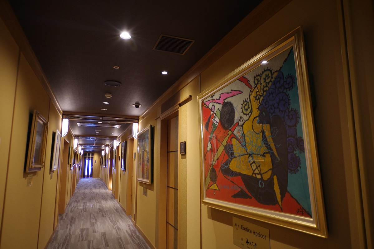 6階に山内文夫氏の作品が多数展示されている画像