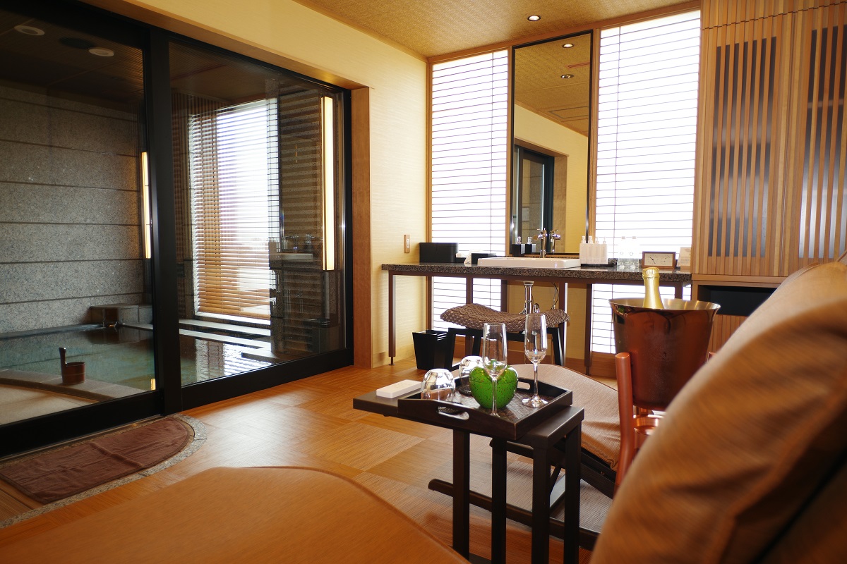 リラクシングチェアのあるリビングスペースの画像