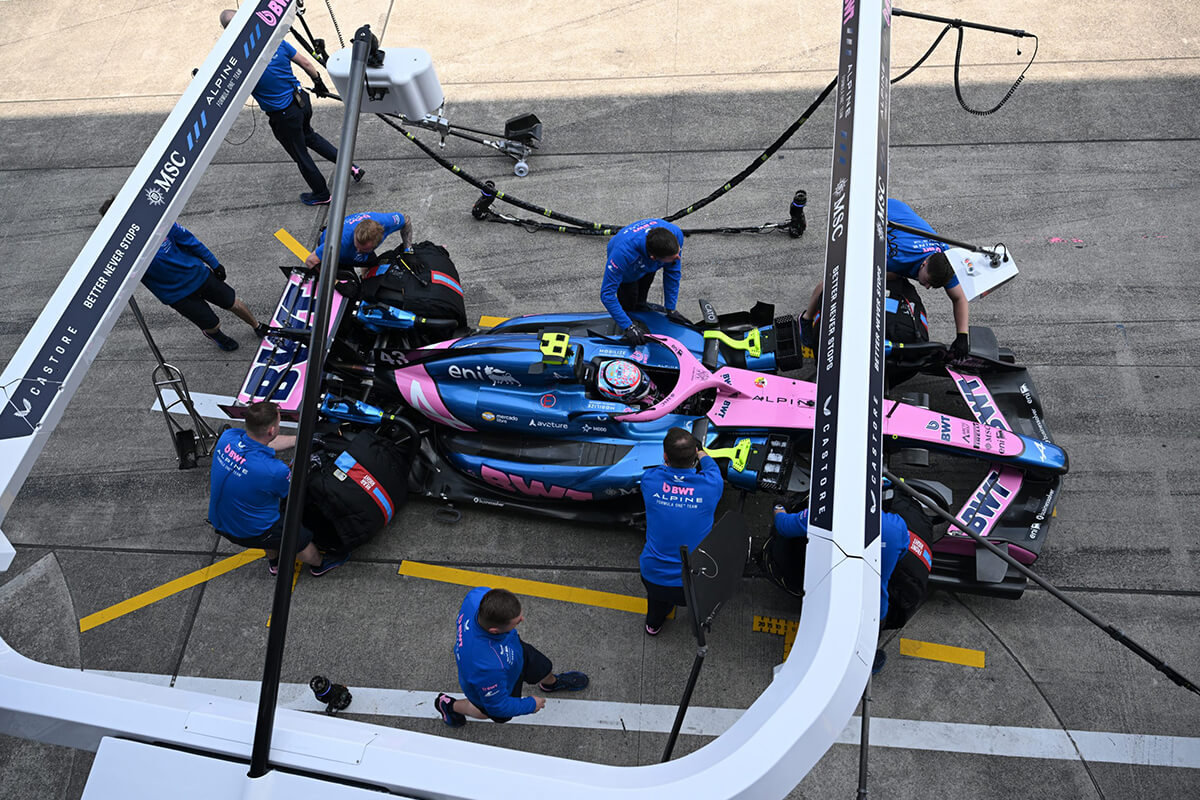 ピット真上の観客席から見るマシンのタイヤ交換の画像