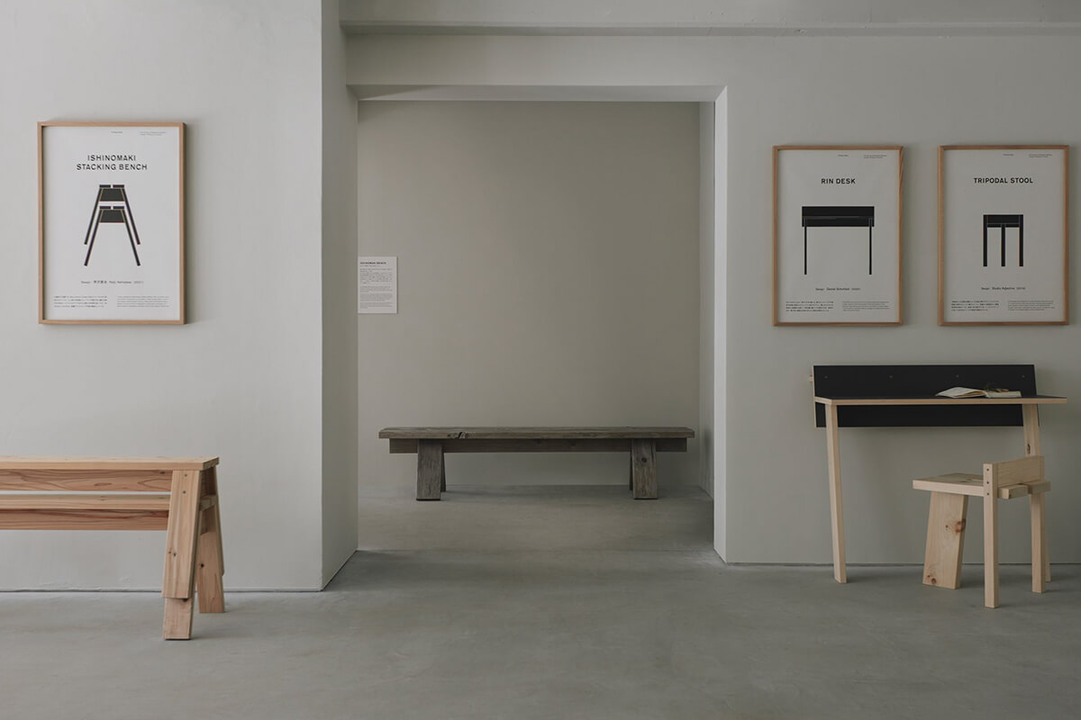 奥に見えるオリジナルの「石巻ベンチ」の画像