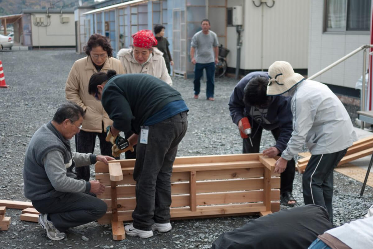 「石巻ベンチ」を製作する人々の画像