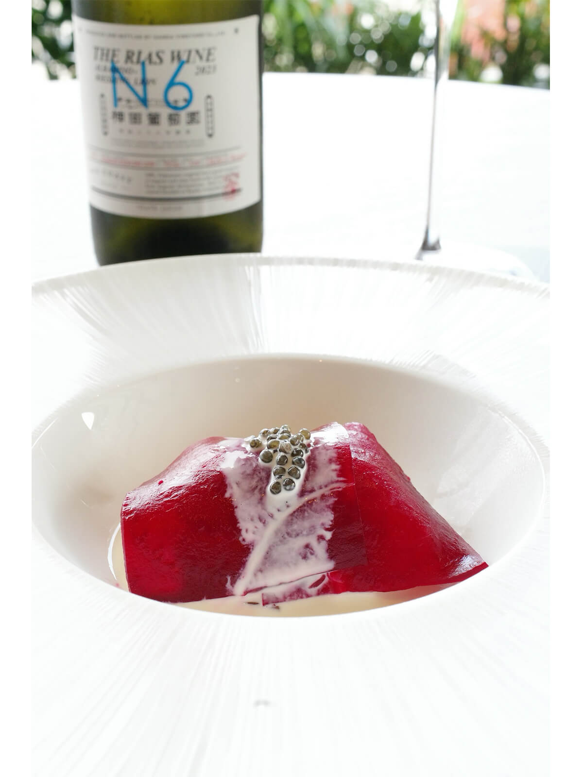 「深浦桜ズワイガニ カリフラワーエスプーマ 森山農園野菜のジュレ 1時間塩釜焼したビーツ キャビアクリーム」の画像