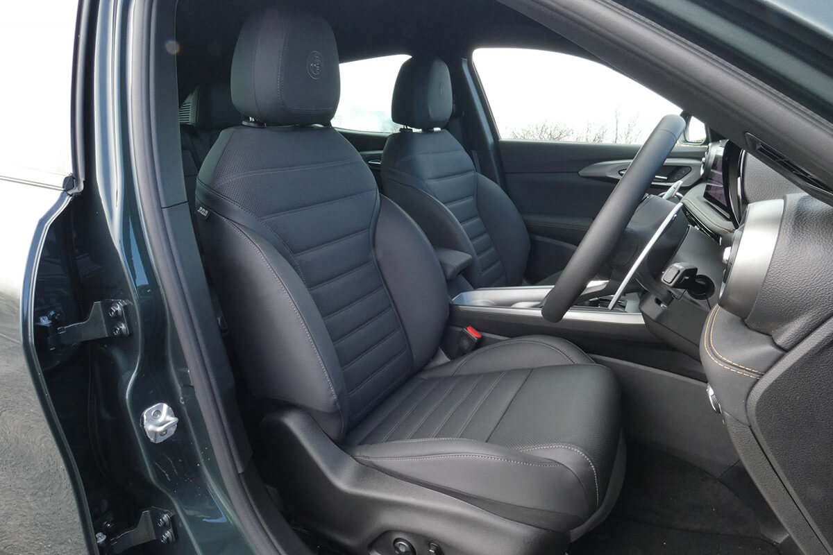 運転席と助手席の画像