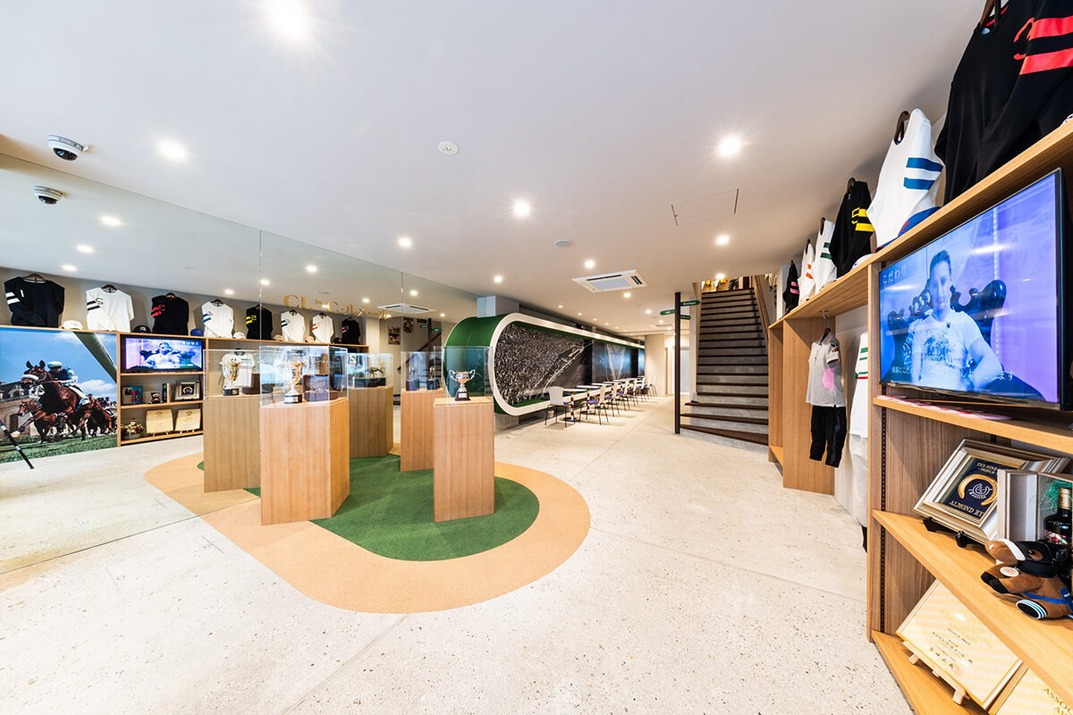 日本および海外の競馬トロフィーを展示する「パドック」の画像