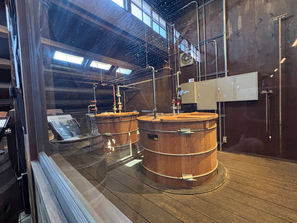 後期乳酸発酵を行う木桶の画像