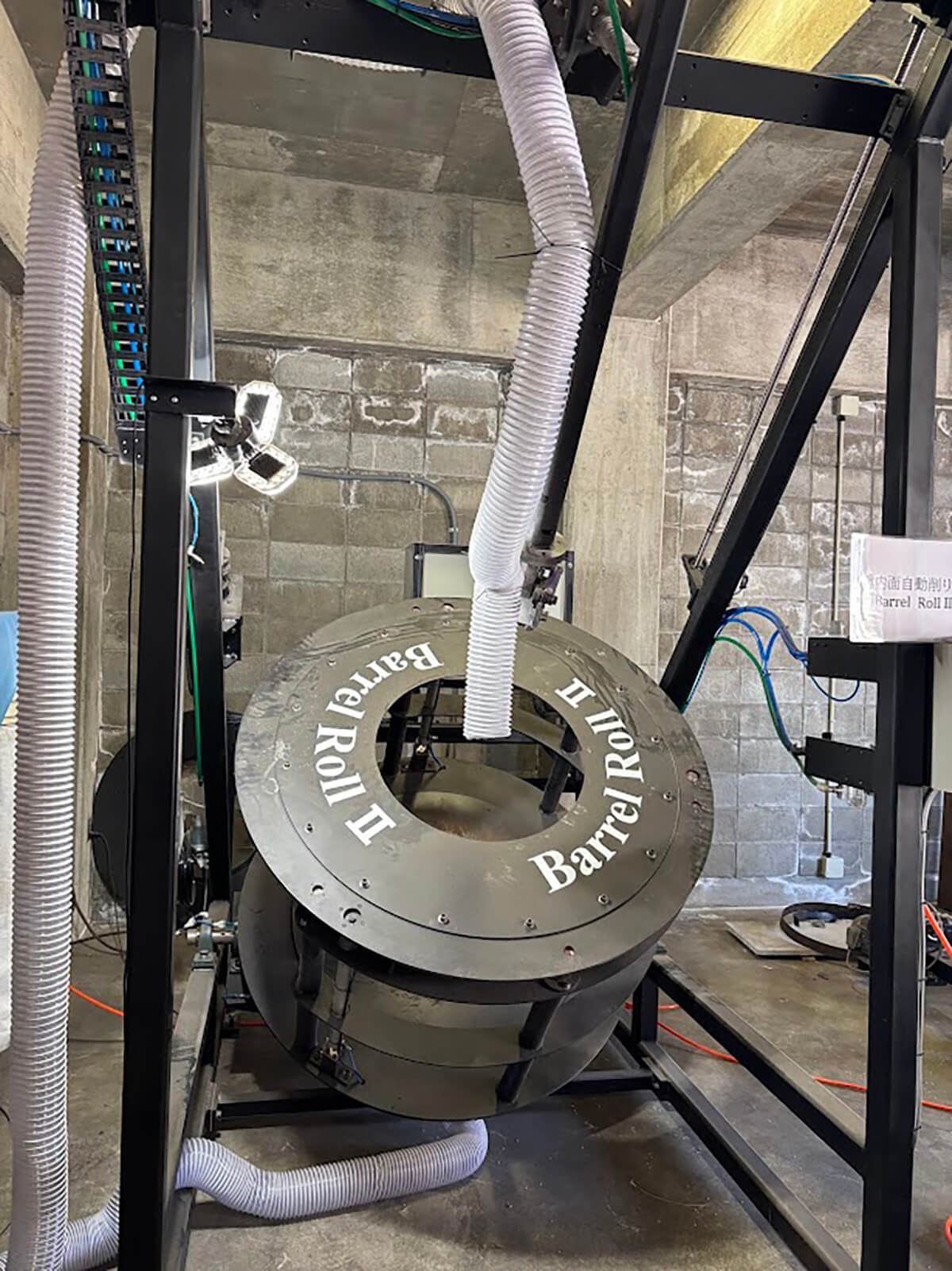 樽の内面を削る「バレルロールⅡ」の画像