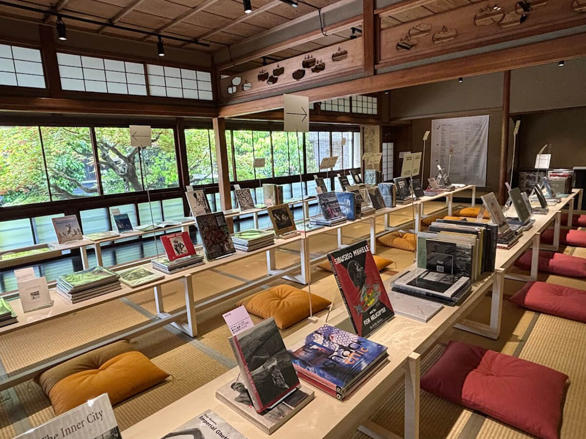 南アフリカのフォトブックが並ぶ2階の画像