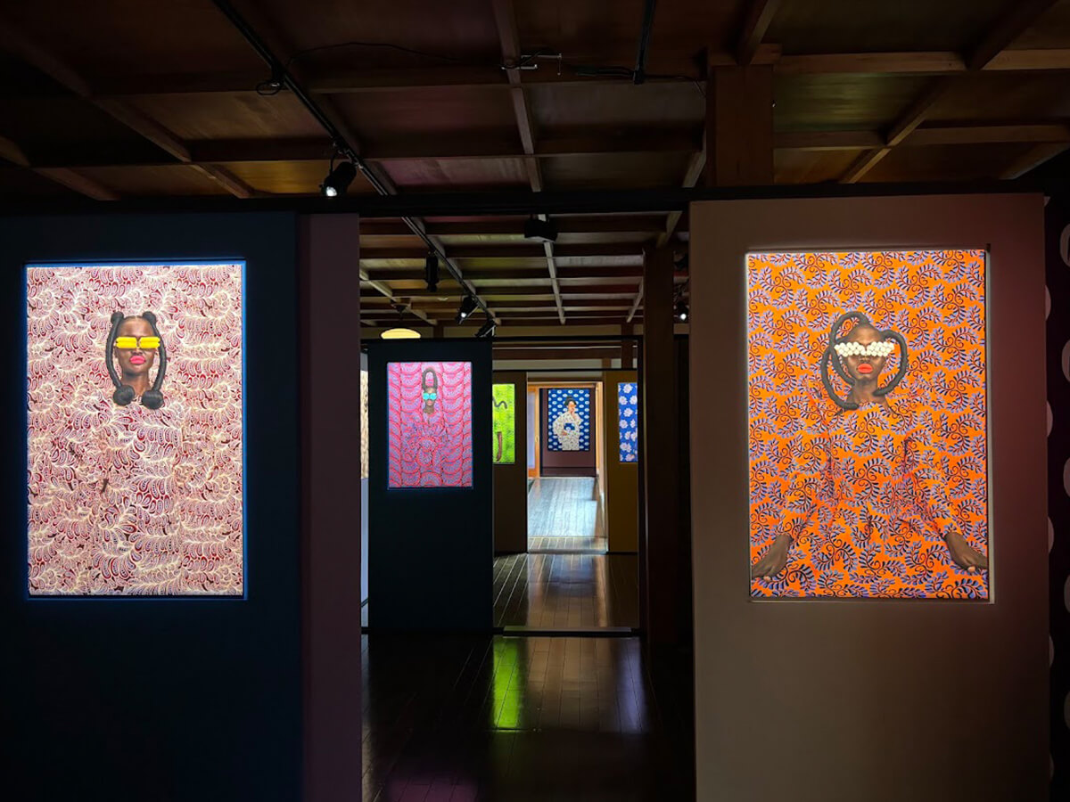 タンディウェ・ムリウの作品が並ぶ画像