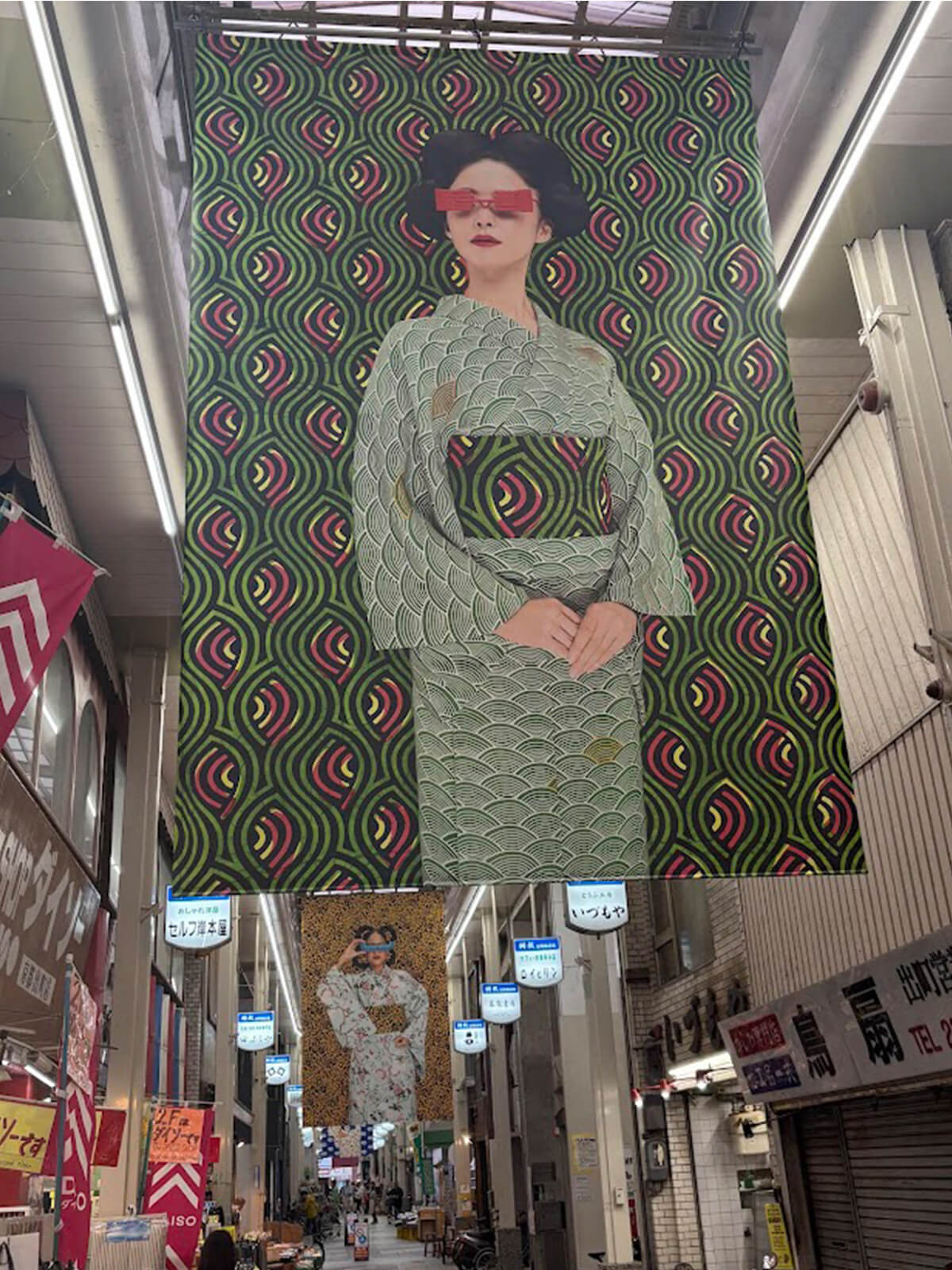 アーケード内に吊るされているタンディウェ・ムリウの巨大な作品の画像