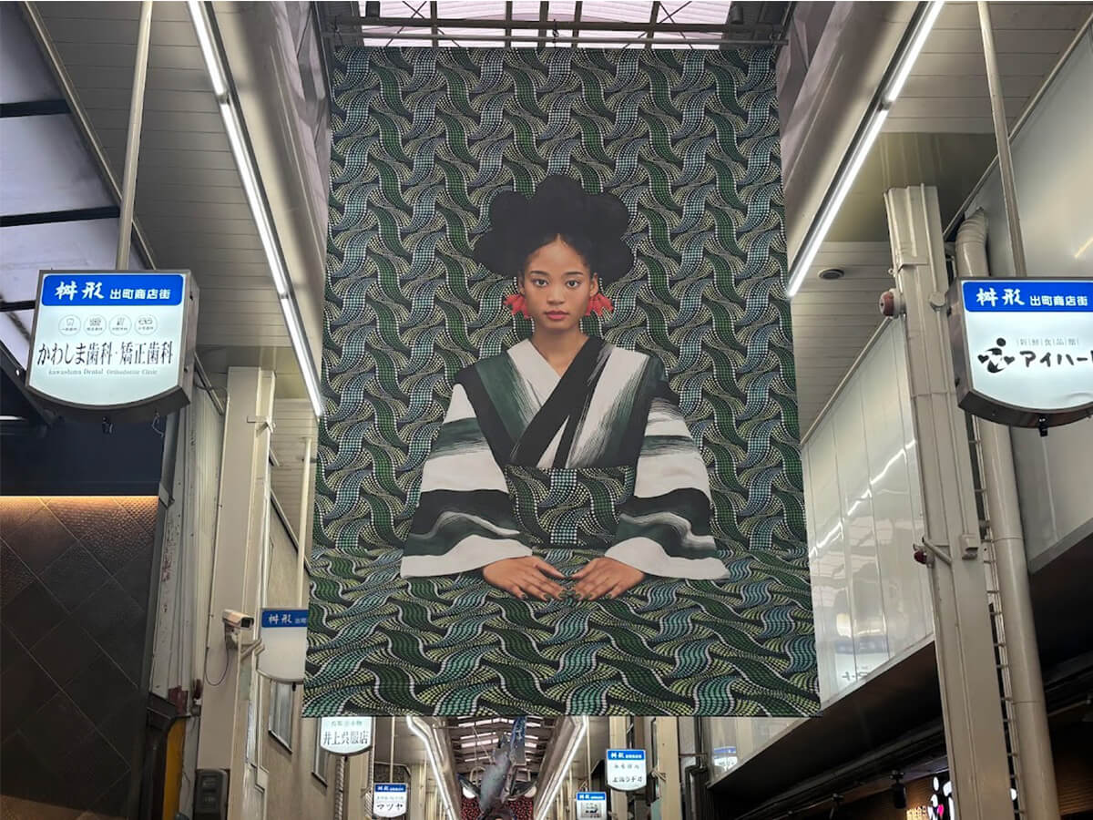 アーケード内に吊るされているタンディウェ・ムリウの巨大な作品の画像