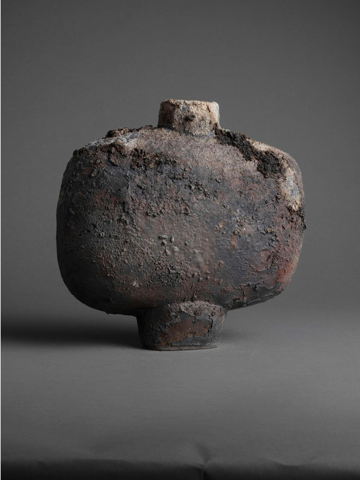 「CHAWAN CABINET by THEASTER GATES」より、「KAKI」の画像