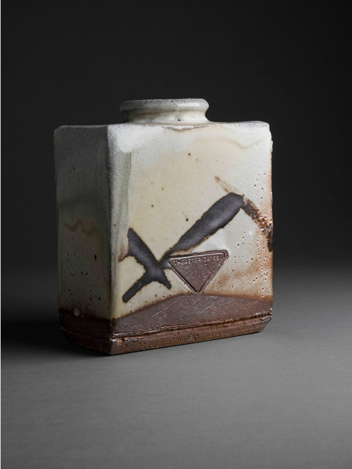 「CHAWAN CABINET by THEASTER GATES」より、「KAKI」の画像