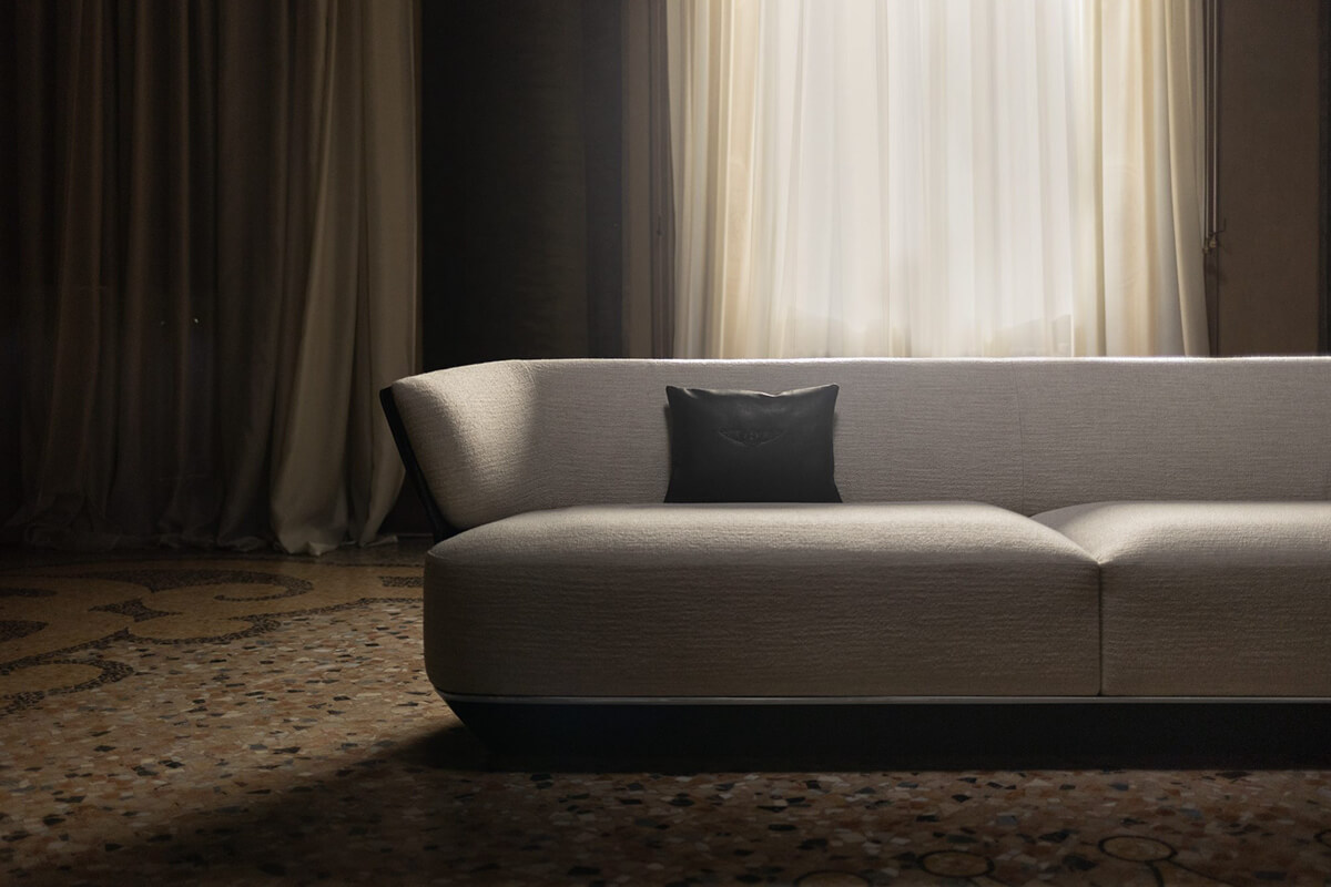 「エンブレイス」ソファの画像