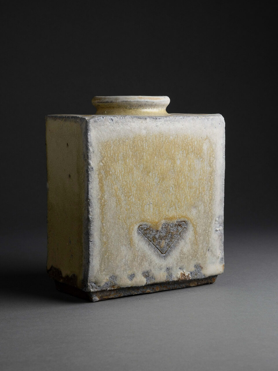 シアスター・ゲイツの静謐な世界観に引き込まれる、日本の陶芸を取り上げた、『プラダ ホーム』のプロジェクト