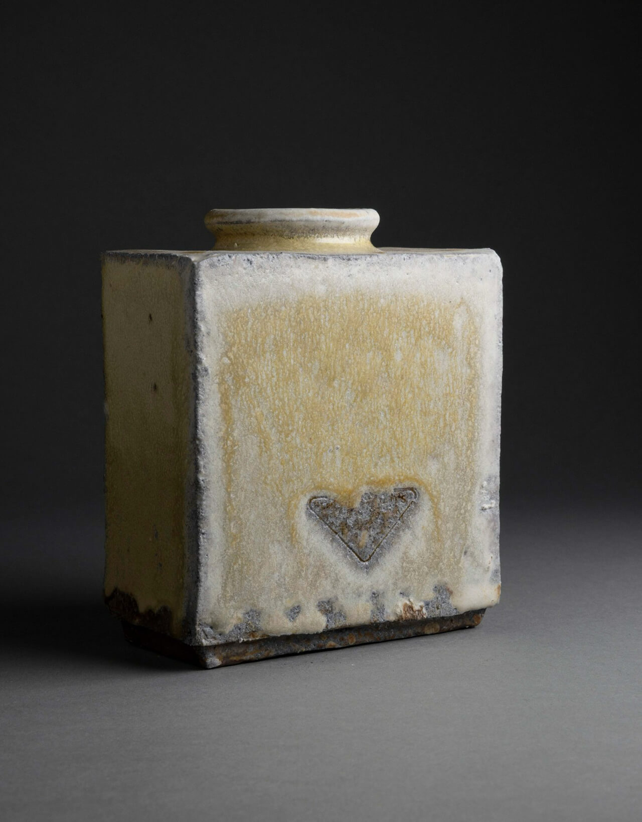 シアスター・ゲイツの静謐な世界観に引き込まれる、日本の陶芸を取り上げた、『プラダ ホーム』のプロジェクト