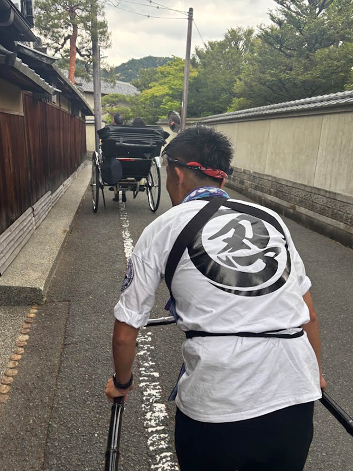 俥夫の背中を見ながら移動中の画像
