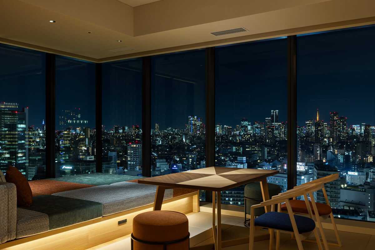 窓外に東京の夜景が広がる「OMOハウススイート」の画像