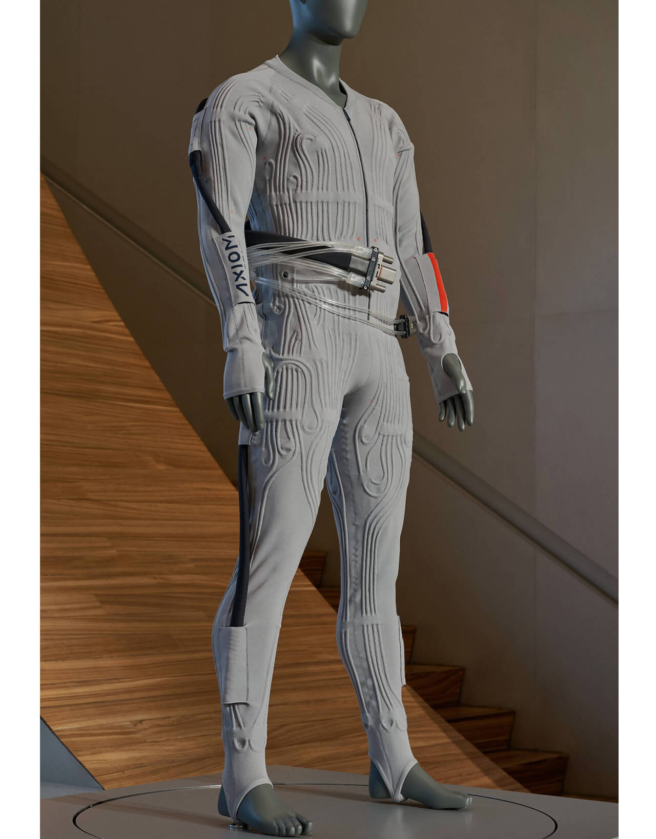 “プラダ”が手掛ける次世代の宇宙服は、新たな美しさの表現か