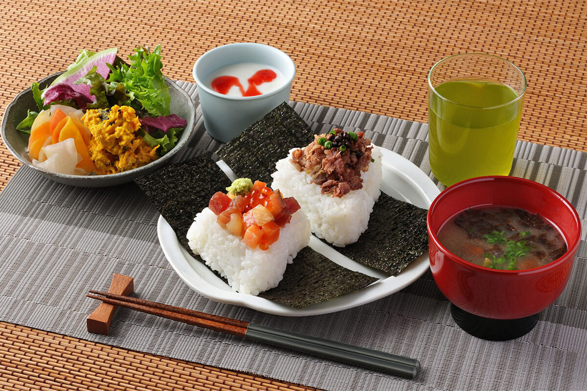 『OMO5東京五反田』の朝食でサーブされる「おにぎり」の画像