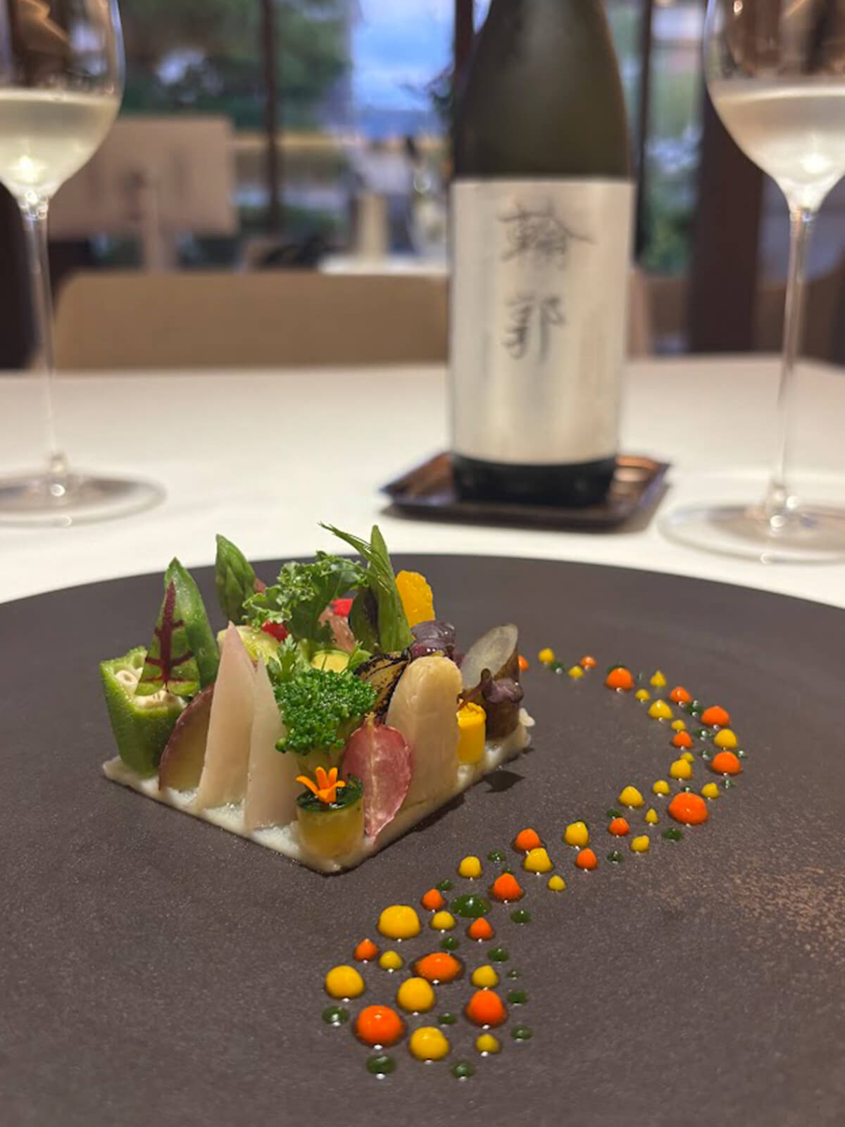 スペシャリテの「繋ぐ」とオリジナルの日本酒「輪郭」の画像