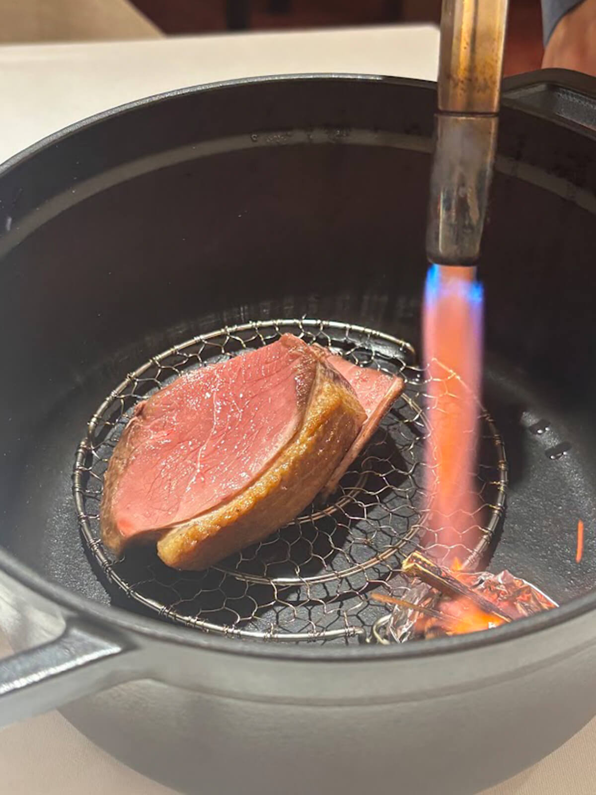 目の前で施される燻しの工程の画像