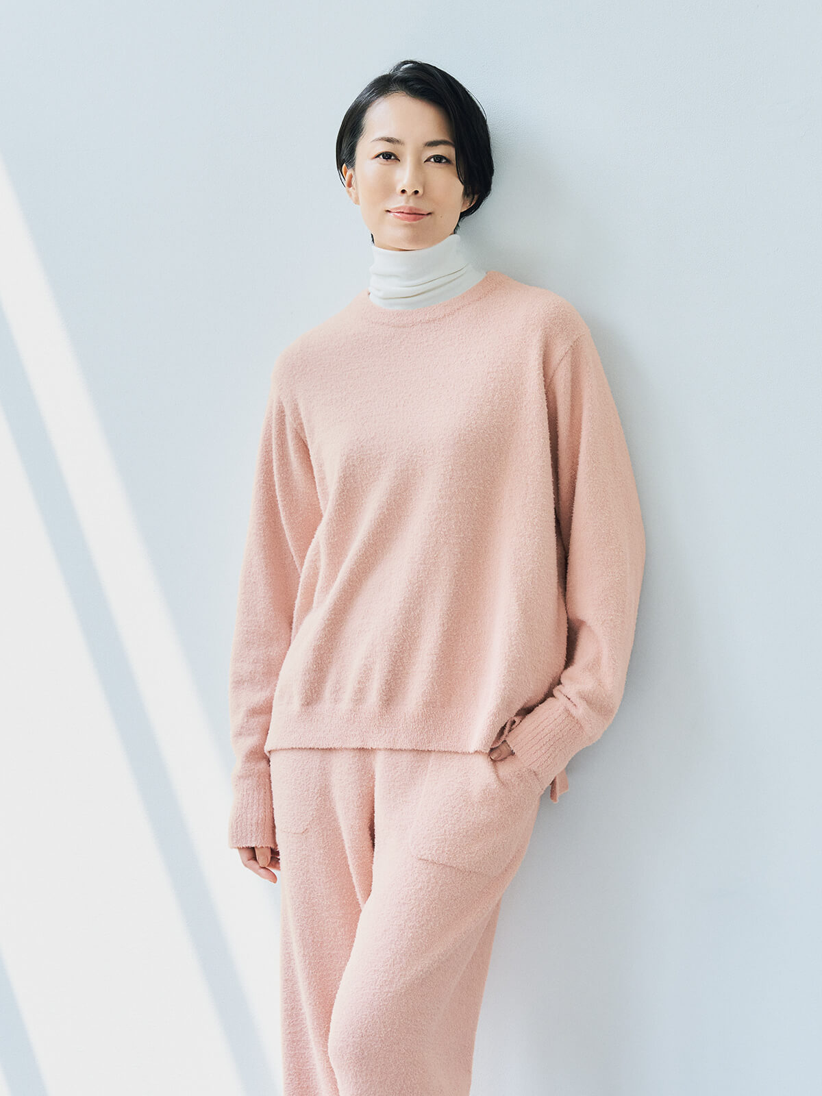 「フラッフィーニット」と「モイストリブ」を着用した松田珠希さんの画像