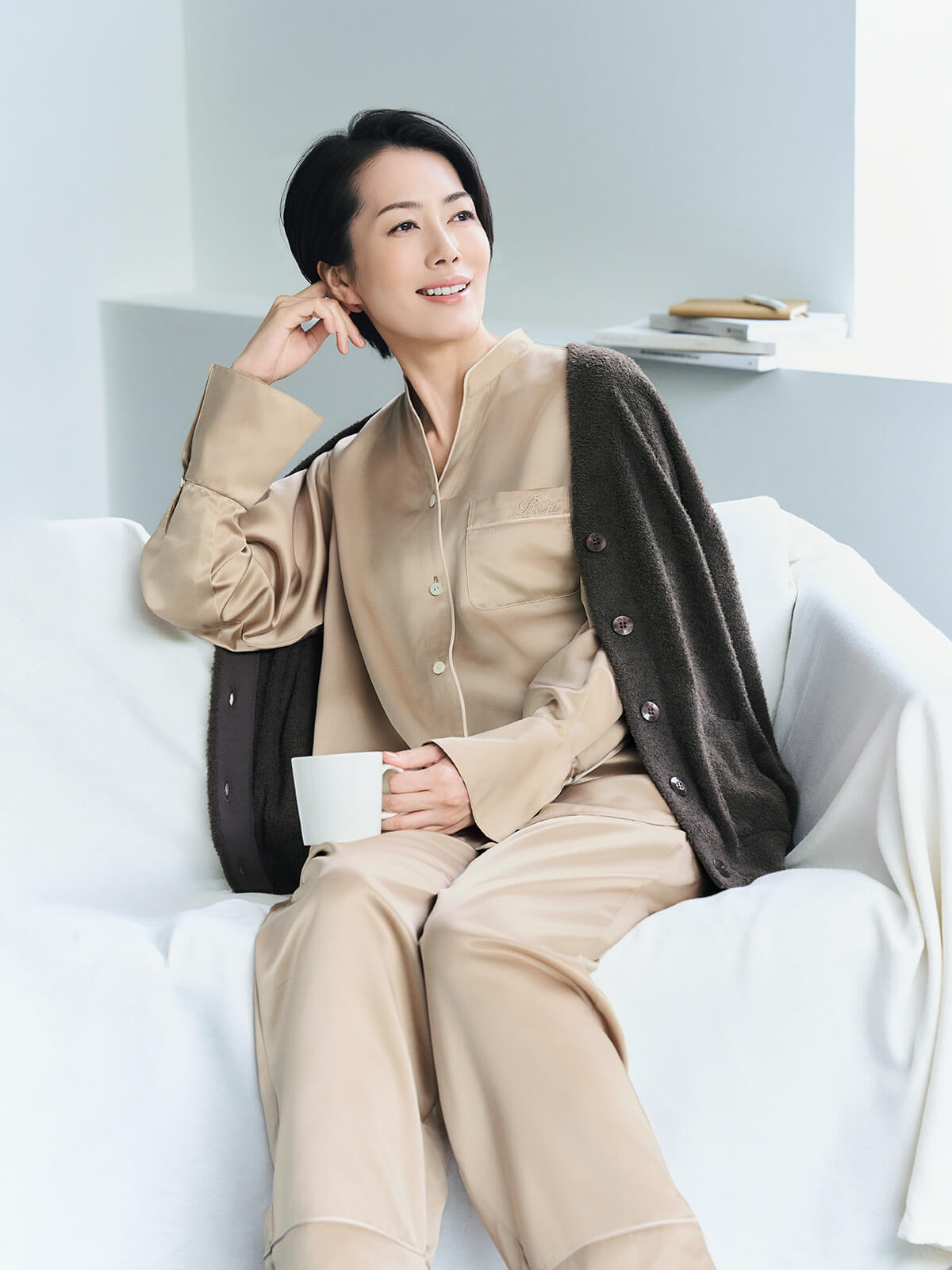 「フラッフィーニット」と「リッチシルクサテン」を着用した松田珠希さんの画像