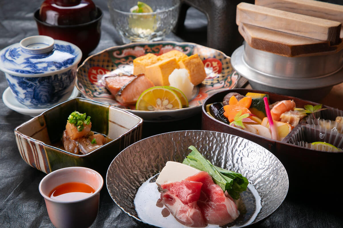 炊き立てのご飯を中心にした朝食の和定食の画像